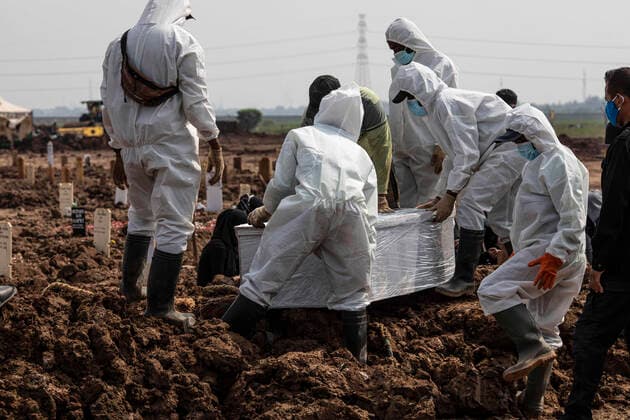 July 7, 2021, North Jakarta, Jakarta, Indonesia: Jakarta, Indonesia, 7 July 2021: Funeral atmosphere at the Rorotan Covid-19 Special Cemetery, North Jakarta. Indonesia has experienced a very significant spike in COVID-19 deaths since Eid al-Fitr. In one day, the Rorotan Covid-19 special funeral received more than 100 bodies. North Jakarta Indonesia - ZUMAh128 20210707_zap_h128_006 Copyright: xDonalxHusnix