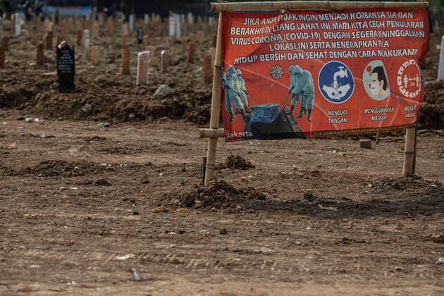 July 7, 2021, North Jakarta, Jakarta, Indonesia: Jakarta, Indonesia, 7 July 2021: Funeral atmosphere at the Rorotan Covid-19 Special Cemetery, North Jakarta. Indonesia has experienced a very significant spike in COVID-19 deaths since Eid al-Fitr. In one day, the Rorotan Covid-19 special funeral received more than 100 bodies. North Jakarta Indonesia - ZUMAh128 20210707_zap_h128_007 Copyright: xDonalxHusnix