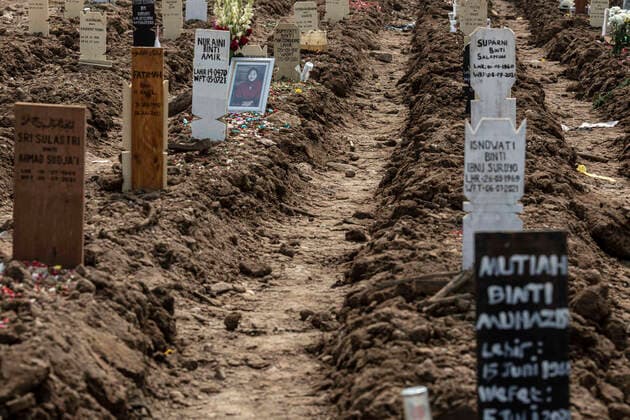 July 7, 2021, North Jakarta, Jakarta, Indonesia: Jakarta, Indonesia, 7 July 2021: Funeral atmosphere at the Rorotan Covid-19 Special Cemetery, North Jakarta. Indonesia has experienced a very significant spike in COVID-19 deaths since Eid al-Fitr. In one day, the Rorotan Covid-19 special funeral received more than 100 bodies. North Jakarta Indonesia - ZUMAh128 20210707_zap_h128_009 Copyright: xDonalxHusnix