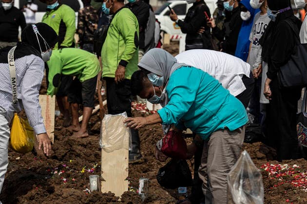 July 7, 2021, North Jakarta, Jakarta, Indonesia: Jakarta, Indonesia, 7 July 2021: Funeral atmosphere at the Rorotan Covid-19 Special Cemetery, North Jakarta. Indonesia has experienced a very significant spike in COVID-19 deaths since Eid al-Fitr. In one day, the Rorotan Covid-19 special funeral received more than 100 bodies. North Jakarta Indonesia - ZUMAh128 20210707_zap_h128_018 Copyright: xDonalxHusnix