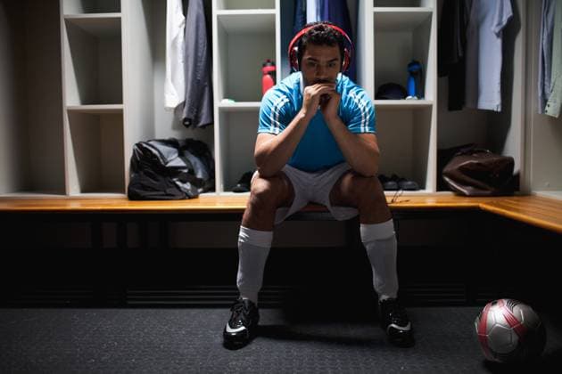 IMAGO Creative: Sport Start-Up Football player listening music on headphones in locker room.  Copyright: xKatarinaxPremfors arabianEyex APKP56862