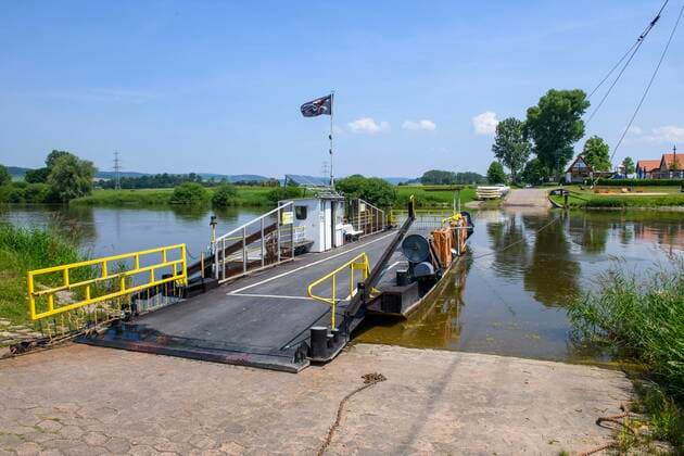  Gierseilfähre über Weser, Weserfähre, Grohnde, Frenke, Niedersachsen, Deutschland, Europa *** Yaw rope ferry across Weser, Weser ferry, Grohnde, Frenke, Lower Saxony, Germany, Europe Copyright: imageBROKER/FrankxSchneider ibxfrs06961774.jpg