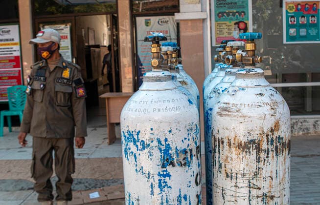 Increased Oxygen Usage Officers stand near canisters filled with oxygen before being distributed to Covid-19 patient rooms at the Covid-19 referral hospital in Palu, Central Sulawesi, Indonesia, Wednesday 7 July 2021. The use of oxygen has increased along with the increase in Covid-19 patients being hospitalized this. Although the number of patients infected with Covid-19 has increased in Palu, the availability of oxygen is sufficient and there is no shortage.  Copyright: xOpanxBustanx xOpnxImagesx