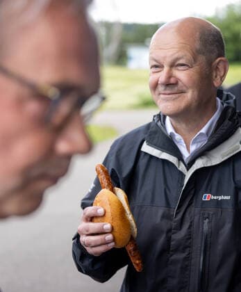 News Bilder des Tages Kanzlerkandidat Olaf Scholz in Oberhof Olaf Scholz (r), SPD-Kanzlerkandidat, isst eine Bratwurst im Schießsportzentrum. Scholz will mit seinem Besuch die Kandidatur von Ullrich im umkämpften Wahlkreis Südthürigen, in dem auch Maaßen für die CDU antritt, unterstützen. Oberhof Thüringen DEUTSCHLAND
