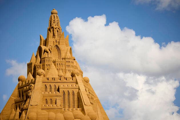 Bilder des Jahres 2021, News 07 Juli News Bilder des Tages fVerdens hoejeste sandskulptur er under opfoerelse i Blokhus onsdag den 7. juli 2021. Den hollandske designer Wilfred Stijger staar bag vaerket som er inspireret af covid-19 pandemien foto : Claus Bjoern Larsen Scanpix 2021 , Denmark *** The worlds tallest sand sculpture is under construction in Blokhus on Wednesday 7 July 2021 The Dutch designer Wilfred Stijger is behind the work which is inspired by the covid 19 pandemic photo Claus Bjoern Larsen Scanpix 2021, Denmark  Copyright: ClausxBjoernxLarsenx COP108 spdk20210707-183244-L