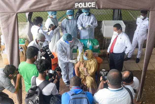 Coronavirus Emergency In Sri Lanka Sri Lankan military personnel gave a dose senior citizens given Pfizer-BioNTech vaccine as the second dose in vaccination center near Colombo on July 7, 2021 Colombo Sri Lanka jayawardana-notitle210707_npay0  Copyright: xAkilaxJayawardanax