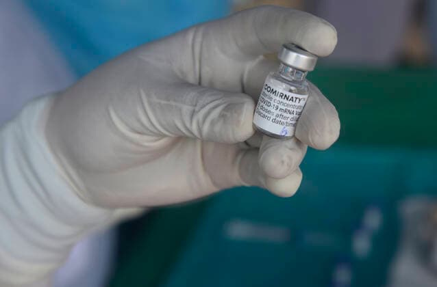 Coronavirus Emergency In Sri Lanka Sri Lankan military person shows ampoule of Pfizer-BioNTech vaccine in Vaccination center near Colombo July 7, 2021 Colombo Sri Lanka jayawardana-notitle210707_npjc1  Copyright: xAkilaxJayawardanax