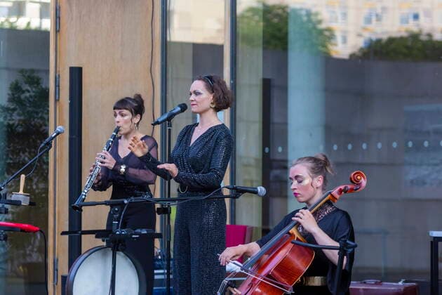 Synagoge Youkali, Konzert-Preview im Innehof der Dresdner Synagoge, im Rahmen des Dresden Open Air-Kultursommers Ausschnitte aus dem Programm, das am 15. Juli 20 Uhr (2. Aufführung am 16. Juli) dann in voller Länge im Zentralwerk Dresden seine Premiere erleben wird. Olivia Delaurà (Gesang ),Marie Hänsel (Gesang, Kalimba, Percussion), Tatjana Davis (Komposition, Klarinette, Klavier, Satzgesang, Percussion), Elena Schoychet (Klavier, Satzgesang, Percussion) und Laura Härtel (Violoncello, Satzgesang, Percussion) Dresden Sachsen GERMANY