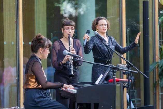 Synagoge Youkali, Konzert-Preview im Innehof der Dresdner Synagoge, im Rahmen des Dresden Open Air-Kultursommers Ausschnitte aus dem Programm, das am 15. Juli 20 Uhr (2. Aufführung am 16. Juli) dann in voller Länge im Zentralwerk Dresden seine Premiere erleben wird. Olivia Delaurà (Gesang ),Marie Hänsel (Gesang, Kalimba, Percussion), Tatjana Davis (Komposition, Klarinette, Klavier, Satzgesang, Percussion), Elena Schoychet (Klavier, Satzgesang, Percussion) und Laura Härtel (Violoncello, Satzgesang, Percussion) Dresden Sachsen GERMANY