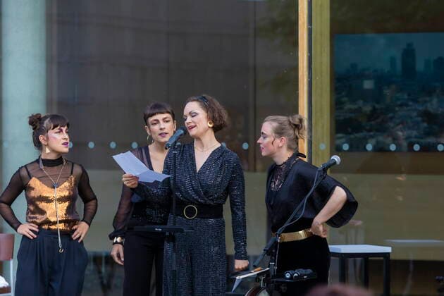 Synagoge Youkali, Konzert-Preview im Innehof der Dresdner Synagoge, im Rahmen des Dresden Open Air-Kultursommers Ausschnitte aus dem Programm, das am 15. Juli 20 Uhr (2. Aufführung am 16. Juli) dann in voller Länge im Zentralwerk Dresden seine Premiere erleben wird. Olivia Delaurà (Gesang ),Marie Hänsel (Gesang, Kalimba, Percussion), Tatjana Davis (Komposition, Klarinette, Klavier, Satzgesang, Percussion), Elena Schoychet (Klavier, Satzgesang, Percussion) und Laura Härtel (Violoncello, Satzgesang, Percussion) Dresden Sachsen GERMANY