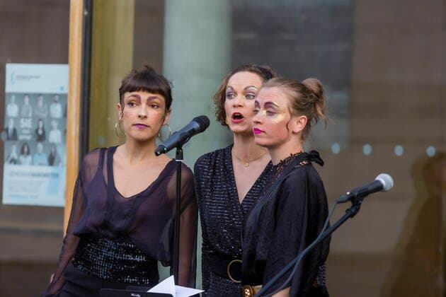 Synagoge Youkali, Konzert-Preview im Innehof der Dresdner Synagoge, im Rahmen des Dresden Open Air-Kultursommers Ausschnitte aus dem Programm, das am 15. Juli 20 Uhr (2. Aufführung am 16. Juli) dann in voller Länge im Zentralwerk Dresden seine Premiere erleben wird. Olivia Delaurà (Gesang ),Marie Hänsel (Gesang, Kalimba, Percussion), Tatjana Davis (Komposition, Klarinette, Klavier, Satzgesang, Percussion), Elena Schoychet (Klavier, Satzgesang, Percussion) und Laura Härtel (Violoncello, Satzgesang, Percussion) Dresden Sachsen GERMANY