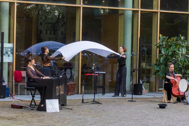 Synagoge Youkali, Konzert-Preview im Innehof der Dresdner Synagoge, im Rahmen des Dresden Open Air-Kultursommers Ausschnitte aus dem Programm, das am 15. Juli 20 Uhr (2. Aufführung am 16. Juli) dann in voller Länge im Zentralwerk Dresden seine Premiere erleben wird. Olivia Delaurà (Gesang ),Marie Hänsel (Gesang, Kalimba, Percussion), Tatjana Davis (Komposition, Klarinette, Klavier, Satzgesang, Percussion), Elena Schoychet (Klavier, Satzgesang, Percussion) und Laura Härtel (Violoncello, Satzgesang, Percussion) Dresden Sachsen GERMANY