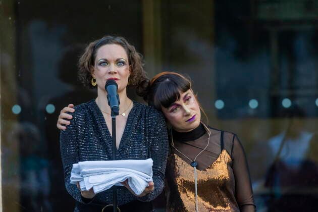 Synagoge Youkali, Konzert-Preview im Innehof der Dresdner Synagoge, im Rahmen des Dresden Open Air-Kultursommers Ausschnitte aus dem Programm, das am 15. Juli 20 Uhr (2. Aufführung am 16. Juli) dann in voller Länge im Zentralwerk Dresden seine Premiere erleben wird. Olivia Delaurà (Gesang ),Marie Hänsel (Gesang, Kalimba, Percussion), Tatjana Davis (Komposition, Klarinette, Klavier, Satzgesang, Percussion), Elena Schoychet (Klavier, Satzgesang, Percussion) und Laura Härtel (Violoncello, Satzgesang, Percussion) Dresden Sachsen GERMANY