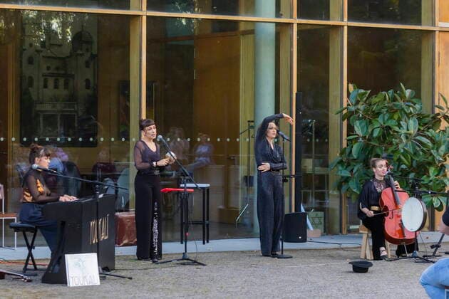 Synagoge Youkali, Konzert-Preview im Innehof der Dresdner Synagoge, im Rahmen des Dresden Open Air-Kultursommers Ausschnitte aus dem Programm, das am 15. Juli 20 Uhr (2. Aufführung am 16. Juli) dann in voller Länge im Zentralwerk Dresden seine Premiere erleben wird. Olivia Delaurà (Gesang ),Marie Hänsel (Gesang, Kalimba, Percussion), Tatjana Davis (Komposition, Klarinette, Klavier, Satzgesang, Percussion), Elena Schoychet (Klavier, Satzgesang, Percussion) und Laura Härtel (Violoncello, Satzgesang, Percussion) Dresden Sachsen GERMANY