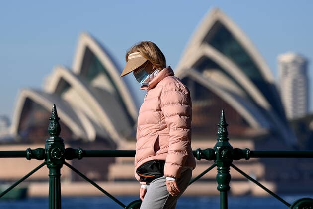 NSW CORONAVIRUS COVID19, A woman wearing a face mask walks along Milsons Point in Sydney, Thursday, July 8, 2021. NSW has recorded 38 new locally acquired COVID-19 cases overnight, the highest daily number of new cases in 14 months. ( NO ARCHIVING, EDITORIAL USE ONLY, NO USE IN BOOKS WITHOUT CONSENT SYDNEY NSW AUSTRALIA  Copyright: xBIANCAxDExMARCHIx 20210708001555680121