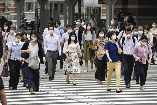 News Bilder des Tages Scene from Tokyo amid coronavirus pandemic People wearing face masks walk in front of Tokyo Station in the Japanese capital on July 8, 2021, amid the coronavirus pandemic. 