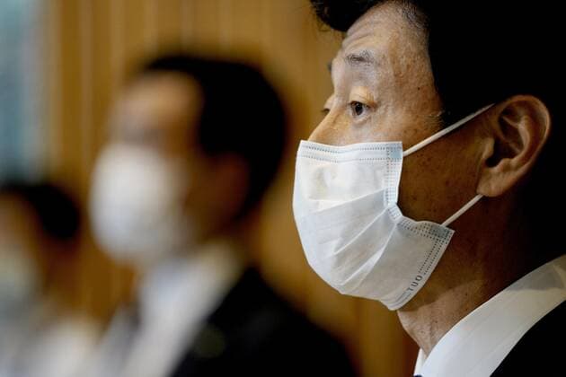 News Bilder des Tages Tokyo to enter another COVID-19 state of emergency during Olympics Japanese economic revitalization minister Yasutoshi Nishimura (R), who is also in charge of the country s coronavirus response, meets the press in Tokyo on July 8, 2021, after attending a COVID-19 expert panel meeting. The government is set to decide later in the day to place Tokyo under another COVID-19 state of emergency until Aug. 22, covering the duration of the Olympics in an effort to curb a recent surge in infections. 