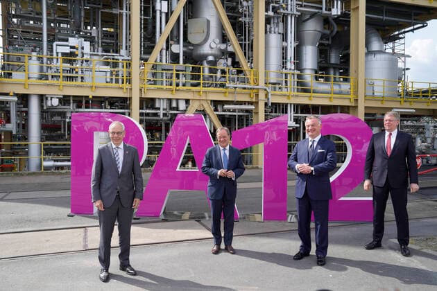Ministerpraesident von Nordrhein-Westfalen weiht weltgrösste Polyamid-12 Anlage der Firma Evonik ein Aktuell, 08.07.2021, Marl, Gruppenfoto Armin Laschet gemeinsam mit Bernd Toenjes Aufsichtsratsvorsitzender Vorstandsvorsitzender, Michael Vassiliadis Vorsitzender der Gewerkschaft IG Bergbau, Chemie, Energie Christian Kullmann Vorstandsvorsitzender der Evonik Industries AG vor der Polyamid-12 Anlage und bei der Einweihung der weltgroessten Polyamid-12 Anlage in Marl bei der Firma Evonik in Nordrhein-Westfalen Marl Nordrhein-Westfalen Deutschland