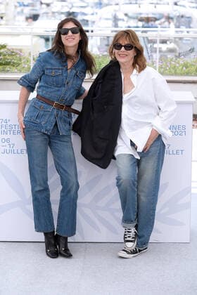 Entertainment Bilder des Tages Cannes Filmfestival - Jane par Charlotte Photocall 74th Cannes Film Festival 2021, Photocall film : ˜Jane par Charlotte™ Pictured: Charlotte Gainsbourg, Jane Birkin  Copyright: xAlbertoxTerenghi Cannesx2021x xIx xCannesxpoolx