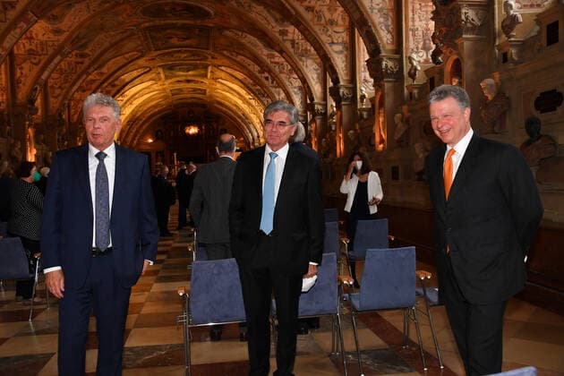 Dieter Reiter (Oberbürgermeister von München), Josef Kaeser und Dr. Paul-Bernhard Kallen Verleihung des Bayerischen Verdienstorden 2021 Ehrung, Auszeichnung Antiquarium Residenz München 08. Juli 2021