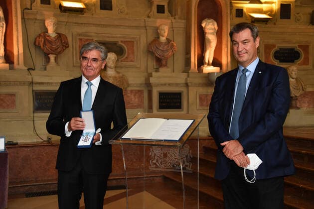 Josef Kaeser und Dr. Markus Söder (Bayerischer Ministerpräsident) Verleihung des Bayerischen Verdienstorden 2021 Ehrung, Auszeichnung Antiquarium Residenz München 08. Juli 2021