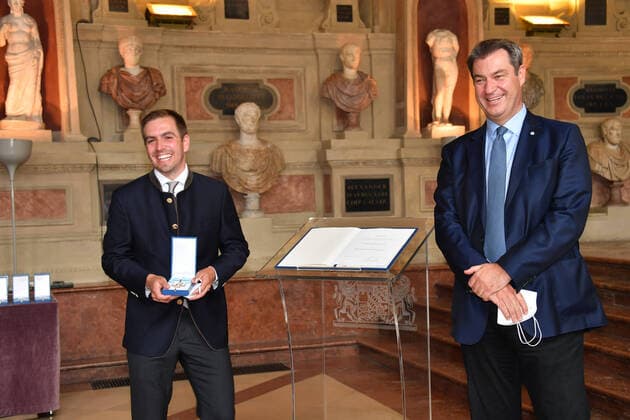 Bilder des Jahres 2021, News 07 Juli News Bilder des Tages Philipp Lahm und Dr. Markus Söder (Bayerischer Ministerpräsident) Verleihung des Bayerischen Verdienstorden 2021 Ehrung, Auszeichnung Antiquarium Residenz München 08. Juli 2021 *** Philipp Lahm and Dr Markus Söder Bavarian Prime Minister Award of the Bavarian Order of Merit 2021 Honour, Award Antiquarium Residenz Munich 08 July 2021