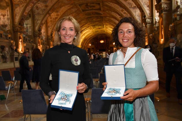 Michaela Gerg und Laura Dahlmeier Verleihung des Bayerischen Verdienstorden 2021 Ehrung, Auszeichnung Antiquarium Residenz München 08. Juli 2021
