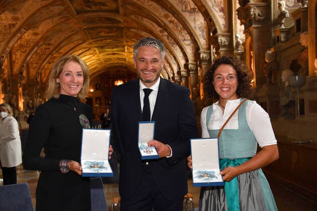 Michaela Gerg, Gerd Schönfelder und Laura Dahlmeier Verleihung des Bayerischen Verdienstorden 2021 Ehrung, Auszeichnung Antiquarium Residenz München 08. Juli 2021