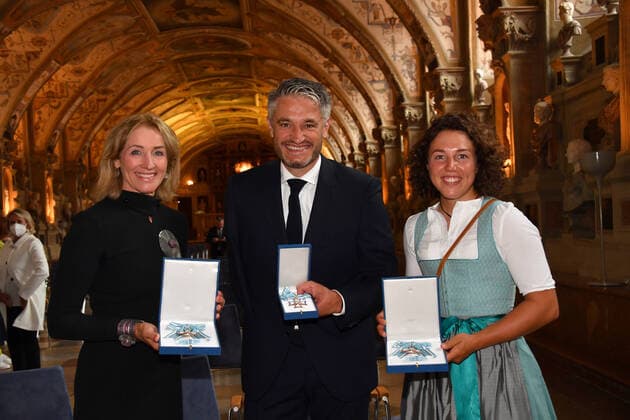 Michaela Gerg, Gerd Schönfelder und Laura Dahlmeier Verleihung des Bayerischen Verdienstorden 2021 Ehrung, Auszeichnung Antiquarium Residenz München 08. Juli 2021