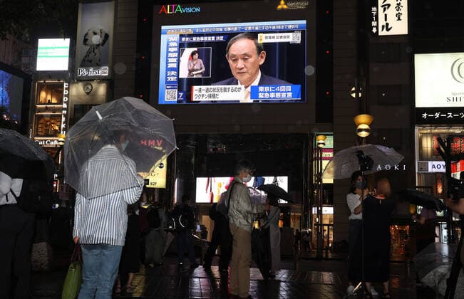 Bilder des Jahres 2021, News 07 Juli News Bilder des Tages July 8, 2021, Tokyo, Japan - Japanese Prime Minister Yoshihide Suga declares a fresh state of emergency for COVID-19 on Tokyo Metropolitan area in a large screen in Tokyo on Thursday, July 8, 2021. 896 people were infected with the new coronavirus in Tokyo on July 8, two weeks before the opening of the Tokyo 2020 Olympic Games.  (164193705)