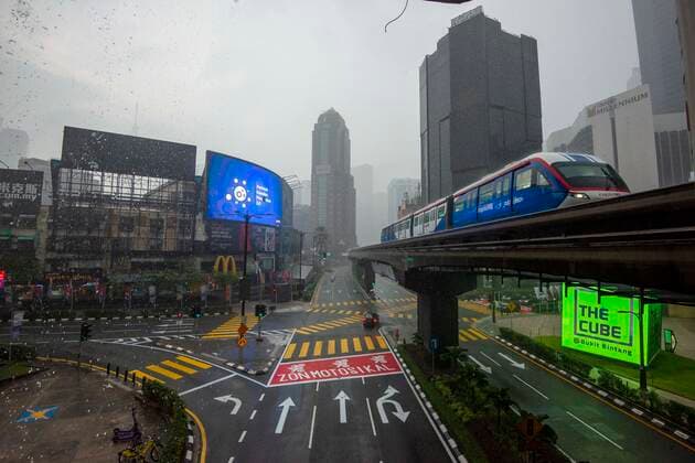 News Bilder des Tages (210708) -- KUALA LUMPUR, July 8, 2021 -- An almost empty street is seen in Kuala Lumpur, Malaysia, July 8, 2021. Malaysia recorded a fresh high of 135 single-day death toll from COVID-19 on Thursday, bringing the total deaths to 5,903, according to the health ministry. Another 8,868 new infections were reported in the second-highest single-day tally since the outbreak, bringing the national total to 808,658. (Photo by Xinhua) MALAYSIA-KUALA LUMPUR-COVID-19-CASES ChongxVoonxChung