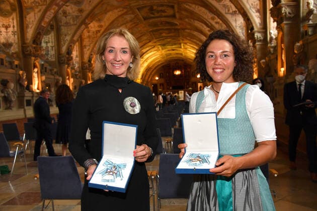 Michaela Gerg und Laura Dahlmeier, die beiden Sportler innen und Preisträgerinnen bei der Verleihung vom Bayerischen Verdienstorden am 8.7.2021 in München Verleihung vom Bayerischen Verdienstorden 2021 inj München