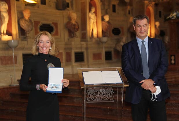 Verleihung des Bayerischen Verdienstorden 2020 im Antiquarium der Münchner Residenz durch den Bayerischen Ministerpräsidenten Dr.Markus Söder Ministerpräsident Dr. Markus Söder verleiht den Bayerischen Verdienstorden an Michaela Gerg, München Bayern Deutschland Antiquarium der Münchner Residenz