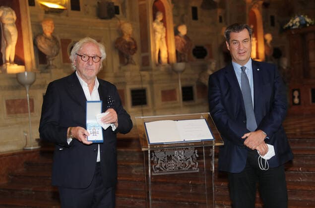 Verleihung des Bayerischen Verdienstorden 2020 im Antiquarium der Münchner Residenz durch den Bayerischen Ministerpräsidenten Dr.Markus Söder Ministerpräsident Dr. Markus Söder verleiht den Bayerischen Verdienstorden an Günther Maria Halmer, München Bayern Deutschland Antiquarium der Münchner Residenz *** Award of the Bavarian Order of Merit 2020 in the Antiquarium of the Munich Residence by the Bavarian Prime Minister Dr Markus Söder Prime Minister Dr Markus Söder awards the Bavarian Order of Merit to Günther Maria Halmer, Munich Bavaria Germany Antiquarium of the Munich Residence