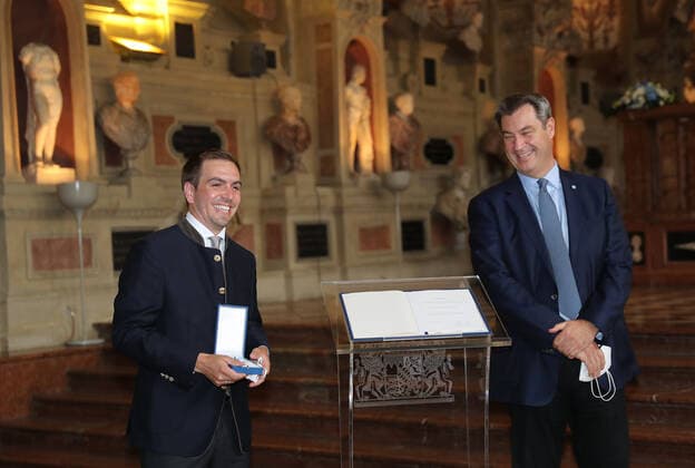Verleihung des Bayerischen Verdienstorden 2020 im Antiquarium der Münchner Residenz durch den Bayerischen Ministerpräsidenten Dr.Markus Söder Ministerpräsident Dr. Markus Söder verleiht den Bayerischen Verdienstorden an Philipp Lahm, München Bayern Deutschland Antiquarium der Münchner Residenz