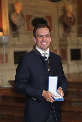 Verleihung des Bayerischen Verdienstorden 2020 im Antiquarium der Münchner Residenz durch den Bayerischen Ministerpräsidenten Dr.Markus Söder Philipp Lahm mit dem Bayerischen Verdienstorden, München Bayern Deutschland Antiquarium der Münchner Residenz