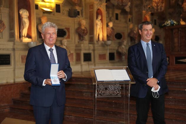 Verleihung des Bayerischen Verdienstorden 2020 im Antiquarium der Münchner Residenz durch den Bayerischen Ministerpräsidenten Dr.Markus Söder Ministerpräsident Dr. Markus Söder verleiht den Bayerischen Verdienstorden an Dieter Reiter Oberbürgermeister von München, München Bayern Deutschland Antiquarium der Münchner Residenz