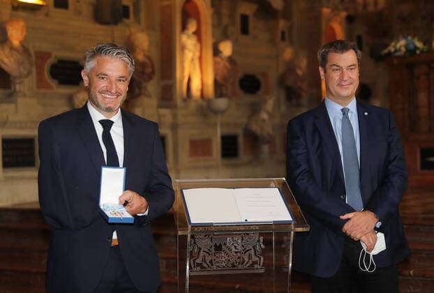 Verleihung des Bayerischen Verdienstorden 2020 im Antiquarium der Münchner Residenz durch den Bayerischen Ministerpräsidenten Dr.Markus Söder Ministerpräsident Dr. Markus Söder verleiht den Bayerischen Verdienstorden an Gerd Schönfelder, München Bayern Deutschland Antiquarium der Münchner Residenz