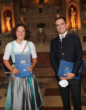 Verleihung des Bayerischen Verdienstorden 2020 im Antiquarium der Münchner Residenz durch den Bayerischen Ministerpräsidenten Dr.Markus Söder Laura Dahlmeier und Philipp Lahm mit dem Bayerischen Verdienstorden, München Bayern Deutschland Antiquarium der Münchner Residenz