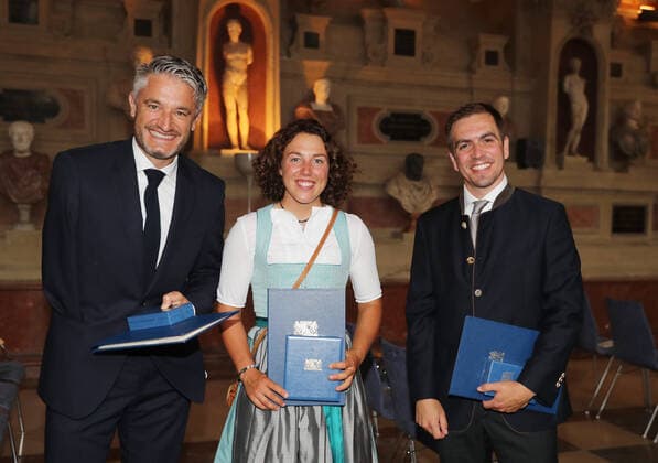 Verleihung des Bayerischen Verdienstorden 2020 im Antiquarium der Münchner Residenz durch den Bayerischen Ministerpräsidenten Dr.Markus Söder Gerd Schönfelder, Laura Dahlmeier und Philipp Lahm mit dem Bayerischen Verdienstorden, München Bayern Deutschland Antiquarium der Münchner Residenz