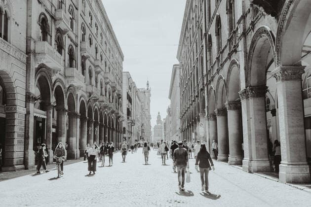 people walking in the historical centre of Bologna Black and white photo of a busy Sunday in the main road of Bologna s historical centre Bologna Italy *** Menschen, die im historischen Zentrum von Bologna spazieren gehen Schwarz-Weiß-Foto eines geschäftigen Sonntags in der Hauptstraße von Bolognas historischem Zentrum Bologna Italien Copyright: xCarlosxPeralesx