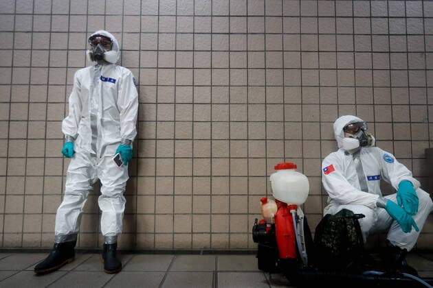 Bilder des Jahres 2021, News 07 Juli News Bilder des Tages Taiwan: Covid-19 Outbreak Alert Level 3 Extended Chemical troops disinfect public areas and transport in the capital Taipei City, as the government is extending the Covid alert level 3 to July 26, amid an uncurbed in Taipei, Taiwan, 8 July 2021. The island is now facing inadequate supply of vaccines, low employment rate and a rising number of infections and deaths. Taipei Taiwan ceng-notitle210708_npX1x  Copyright: xCengxShouxYix