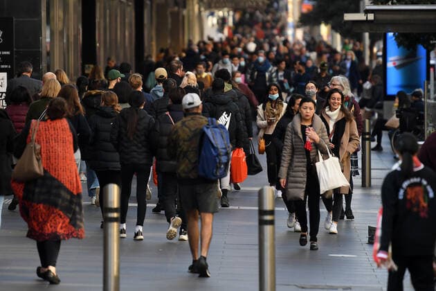 VICTORIA CORONAVIRUS COVID19, People are seen in Melbourne, Friday, July 9, 2021. Melbourne is now under the same restrictions currently in place in regional Victoria. ( NO ARCHIVING, EDITORIAL USE ONLY, NO USE IN BOOKS WITHOUT CONSENT MELBOURNE VIC AUSTRALIA  Copyright: xJAMESxROSSx 20210709001555939101