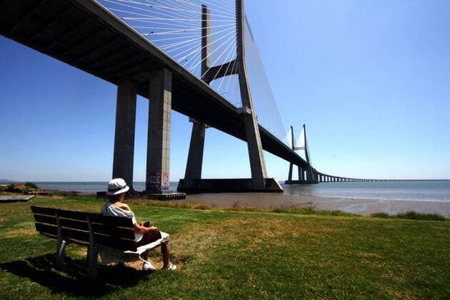 Daily Life In Lisbon Amid COVID-19 Pandemic A woman remains seated near the Vasco da Gama bridge in Lisbon, Portugal, on 08 July 2021. The latest report from the General Health Department reports nine deaths, 3,269 infected and 1,655 recovered. In Portuguese hospitals there are 599 patients admitted. In the Intensive Care Units there are six more people (a total of 136). There are still 41,863 active cases in the country. Lisbon Portugal mantilla-notitle210708_npVIV  Copyright: xJorgexMantillax