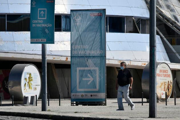 Daily Life In Lisbon Amid COVID-19 Pandemic A man wearing a protective mask walks near a vaccination center in the Parque das Nacoes area, in Lisbon, Portugal, on 08 July 2021. The latest report from the General Health Department reports nine deaths, 3,269 infected and 1,655 recovered. In Portuguese hospitals there are 599 patients admitted. In the Intensive Care Units there are six more people (a total of 136). There are still 41,863 active cases in the country. Lisbon Portugal mantilla-notitle210708_npVxN  Copyright: xJorgexMantillax