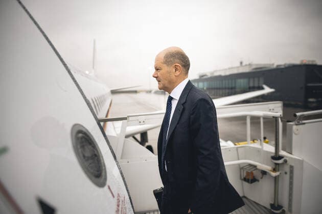 Bundesfinanzminister Olaf Scholz (SPD) steigt in ein Flugzeug der Flugbereitschaft. Berlin, 09.07.2021. Berlin Germany *** Federal Minister of Finance Olaf Scholz SPD boards a plane of the Flugbereitschaft Berlin, 09 07 2021 Berlin Germany Copyright: xXanderxHeinl photothek.dex