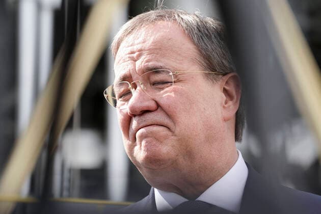 Ministerpraesident von Nordrhein-Westfalen weiht weltgroesste Polyamid-12 Anlage ein Aktuell, 08.07.2021, Marl, Armin Laschet Ministerpraesident von Nordrhein-Westfalen, CDU-Vorsitzender und Kanzlerkandidat im Portrait mit besonderem Blick bei der Einweihung der weltgroessten Polyamid-12 Anlage in Marl bei der Firma Evonik in Nordrhein-Westfalen Marl Nordrhein-Westfalen Deutschland