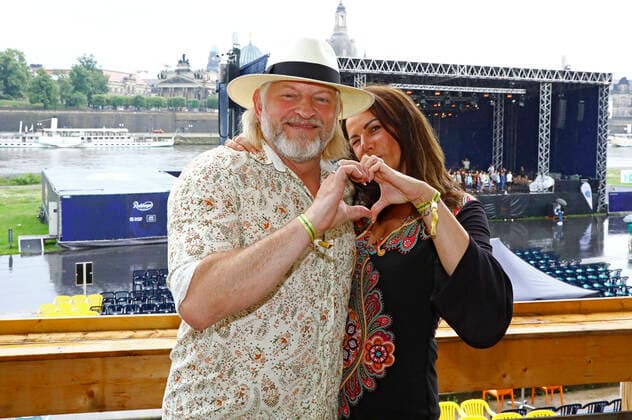 Frank Kessler mit Ehefrau Doreen Kessler beim 15. Hope Jubiläumskonzert auf dem Areal der Filmnächte am Königsufer Dresden. Dresden, 07.08.2021