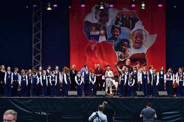 Billy Andrews und Phil Schaller mit dem Kinderchor der Semperoper beim 15. Hope Jubiläumskonzert auf dem Areal der Filmnächte am Königsufer Dresden. Dresden, 07.08.2021