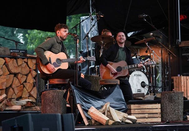 Johannes Oerding Konzert in Hirschberg-Leutershausen. Johannes Oerding Konzert im Rahmen der Lagerfeuer Acoustics Tour 2021 im Sportpark, Hirschberg-Leutershausen. Hirschberg-Leutershausen Sportpark Baden-Württemberg